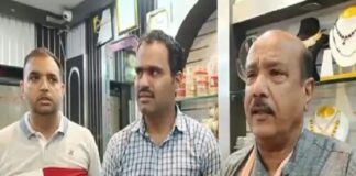 ਅੰਮ੍ਰਿਤਪਾਲ ਦੇ ਪਿੰਡ ਦੇ ਨੌਜਵਾਨਾਂ ਨੇ ਲੁੱਟਿਆ ਗਹਿਣਿਆਂ ਦਾ ਸ਼ੋਅਰੂਮ, ਇਕ ਲੁਟੇਰੇ ਨੂੰ ਲੋਕਾਂ ਨੇ ਫੜਿਆ