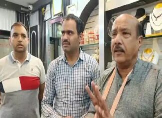 ਅੰਮ੍ਰਿਤਪਾਲ ਦੇ ਪਿੰਡ ਦੇ ਨੌਜਵਾਨਾਂ ਨੇ ਲੁੱਟਿਆ ਗਹਿਣਿਆਂ ਦਾ ਸ਼ੋਅਰੂਮ, ਇਕ ਲੁਟੇਰੇ ਨੂੰ ਲੋਕਾਂ ਨੇ ਫੜਿਆ