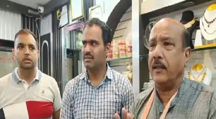 ਅੰਮ੍ਰਿਤਪਾਲ ਦੇ ਪਿੰਡ ਦੇ ਨੌਜਵਾਨਾਂ ਨੇ ਲੁੱਟਿਆ ਗਹਿਣਿਆਂ ਦਾ ਸ਼ੋਅਰੂਮ, ਇਕ ਲੁਟੇਰੇ ਨੂੰ ਲੋਕਾਂ ਨੇ ਫੜਿਆ