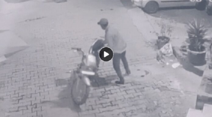 ਨਕੋਦਰ ‘ਚ ਘਰ ਦੇ ਬਾਹਰ ਖੜ੍ਹਾ ਮੋਟਰਸਾਈਕਲ ਚੋਰੀ, ਚੋਰ ਸੀਸੀਟੀਵੀ ‘ਚ ਕੈਦ