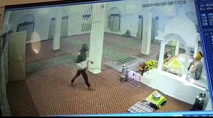 ਲੰਬੀ ਦੇ ਗੁਰਦੁਆਰੇ ‘ਚ ਪਾਠ ਦਾ ਭੋਗ ਪਾ ਰਹੇ ਗ੍ਰੰਥੀ ਨੂੰ ਡੰਡੇ ਦੇ ਜ਼ੋਰ ‘ਤੇ ਕਿਹਾ- ਬੰਦ ਕਰੋ ਆਵਾਜ਼, ਮੇਰੀ ਨੀਂਦ ਖ਼ਰਾਬ ਕਰਕੇ ਰੱਖ’ਤੀ