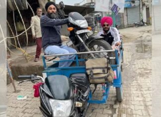 ਅੰਮ੍ਰਿਤਪਾਲ ਦੀ ਸਾਥੀ ਪੱਪਲਪ੍ਰੀਤ ਸਿੰਘ ਨਾਲ ਜੁਗਾੜੂ ਰੇਹੜੇ ‘ਤੇ ਮੋਟਰਸਾਈਕਲ ਲੱਦਦਿਆਂ ਦੀ ਨਵੀਂ ਤਸਵੀਰ ਹੋਈ ਵਾਇਰਲ