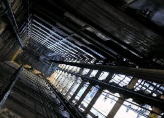 ਗੁਰੂ ਨਾਨਕ ਦੇਵ ਹਸਪਤਾਲ ਦੀ ਲਿਫਟ ‘ਚ ਲੜ ਪਏ 2 ਨੌਜਵਾਨ, ਦਰਵਾਜ਼ਾ ਖੁੱਲ੍ਹਣ ‘ਤੇ ਦੂਜੀ ਮੰਜ਼ਿਲ ਤੋਂ ਡਿੱਗੇ, 1 ਦੀ ਦਰਦਨਾਕ ਮੌਤ