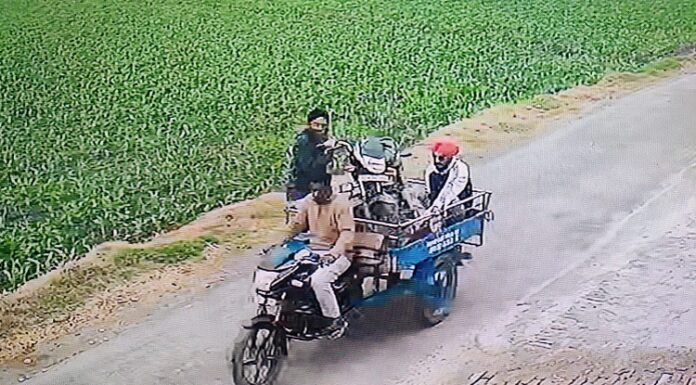 ਮਰਸਿਡੀਜ਼ ਤੋਂ ਪੀਟਰ ਰੇਹੜੇ ਤੱਕ ਅੰਮ੍ਰਿਤਪਾਲ ਦਾ ਸਫਰ : ਜੁਗਾੜੂ ਰੇਹੜੇ ‘ਤੇ ਫਰਾਰ ਹੁੰਦਾ ਨਜ਼ਰ ਆਇਆ ਅੰਮ੍ਰਿਤਪਾਲ, ਤਸਵੀਰ ਵਾਇਰਲ