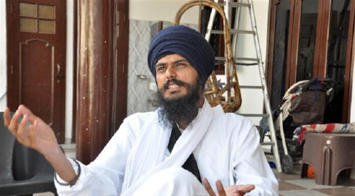 ਅੰਮ੍ਰਿਤਸਰ ਦੇ ਮਾਲ ਨੇੜਿਓਂ ਨਿਹੰਗ ਦੇ ਭੇਸ ‘ਚ ਕਾਰ ਲੁੱਟਣ ਵਾਲਾ ਗ੍ਰਿਫ਼ਤਾਰ; ਅੰਮ੍ਰਿਤਪਾਲ ਸਿੰਘ ਦਾ ਦੱਸਿਆ ਜਾ ਰਿਹੈ ਕਰੀਬੀ