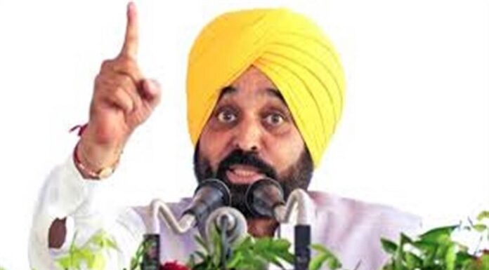 ਬਾਦਲ ਪਰਿਵਾਰ ’ਤੇ CM ਮਾਨ ਦਾ ਤਿੱਖਾ ਨਿਸ਼ਾਨਾ, ਕਿਹਾ – ਕੁਰਬਾਨੀ ਦੀ ਗੱਲ ਕਰਨ ਵਾਲੇ ਕਚਹਿਰੀ ਜਾਣੋ ਡਰ ਰਹੇ