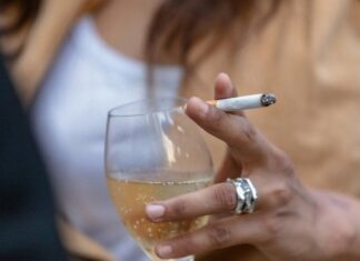 ਸ਼ਰਾਬ ਜਿੰਨਾ ਤੁਹਾਡੇ ਸਰੀਰ ਦਾ ਨੁਕਸਾਨ ਇਕ ਹਫਤੇ ‘ਚ ਕਰੇਗੀ, ਸਿਗਰਟ ਓਨਾ ਕੁਝ ਹੀ ਮਿੰਟਾਂ ‘ਚ ਕਰ ਦੇਵੇਗੀ