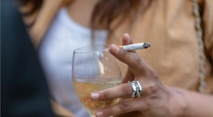 ਸ਼ਰਾਬ ਜਿੰਨਾ ਤੁਹਾਡੇ ਸਰੀਰ ਦਾ ਨੁਕਸਾਨ ਇਕ ਹਫਤੇ ‘ਚ ਕਰੇਗੀ, ਸਿਗਰਟ ਓਨਾ ਕੁਝ ਹੀ ਮਿੰਟਾਂ ‘ਚ ਕਰ ਦੇਵੇਗੀ