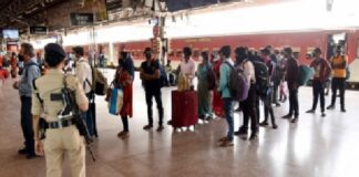 ਰੇਲਵੇ ਸਟੇਸ਼ਨ ਦੇ ਡਿਸਪਲੇ ਬੋਰਡ ‘ਤੇ ਅਚਾਨਕ ਚੱਲੀ ਪੋਰਨ ਮੂਵੀ, ਇਕ ਦੂਜੇ ਤੋਂ ਮੂੰਹ ਲੁਕਾਉਂਦੇ ਨਜ਼ਰ ਆਏ ਪਲੇਟਫਾਰਮ ‘ਤੇ ਬੈਠੇ ਮੁਸਾਫਰ