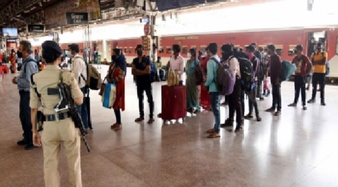 ਰੇਲਵੇ ਸਟੇਸ਼ਨ ਦੇ ਡਿਸਪਲੇ ਬੋਰਡ ‘ਤੇ ਅਚਾਨਕ ਚੱਲੀ ਪੋਰਨ ਮੂਵੀ, ਇਕ ਦੂਜੇ ਤੋਂ ਮੂੰਹ ਲੁਕਾਉਂਦੇ ਨਜ਼ਰ ਆਏ ਪਲੇਟਫਾਰਮ ‘ਤੇ ਬੈਠੇ ਮੁਸਾਫਰ