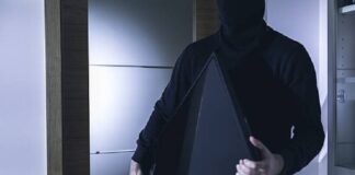 ਲੁਧਿਆਣਾ : ਬਿਊਟੀ ਅਕੈਡਮੀ ਦਾ ਸ਼ਟਰ ਤੋੜ ਚੋਰਾਂ ਨੇ LED ਸਮੇਤ ਕੀਤਾ ਪਾਰਲਰ ਦਾ ਸਾਮਾਨ ਚੋਰੀ