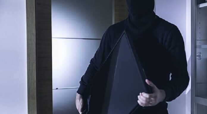 ਲੁਧਿਆਣਾ : ਬਿਊਟੀ ਅਕੈਡਮੀ ਦਾ ਸ਼ਟਰ ਤੋੜ ਚੋਰਾਂ ਨੇ LED ਸਮੇਤ ਕੀਤਾ ਪਾਰਲਰ ਦਾ ਸਾਮਾਨ ਚੋਰੀ