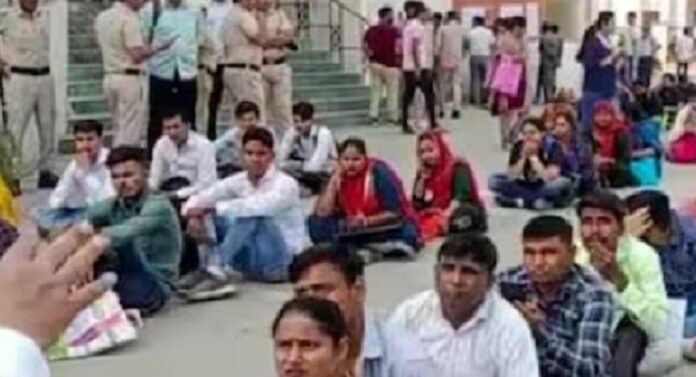 ਪਾਣੀਪਤ : ਚਪੜਾਸੀ ਦੀ ਨੌਕਰੀ ਦੀਆਂ 6 ਅਸਾਮੀਆਂ ਲਈ MBA, Mtech ਪਾਸ ਹਜ਼ਾਰਾਂ ਨੌਜਵਾਨ ਕਈ ਘੰਟੇ ਧੁੱਪੇ ਬੈਠੇ