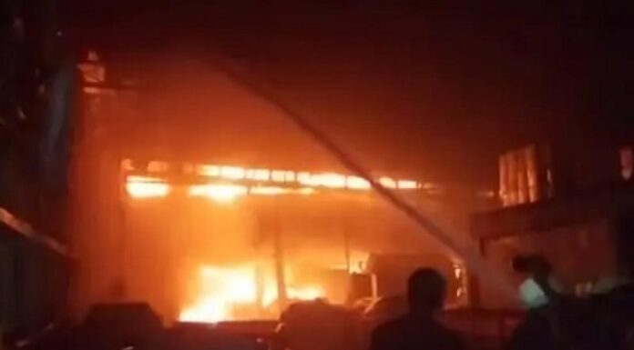 ਕੱਪੜਾ ਫੈਕਟਰੀ ‘ਚ ਸ਼ਾਰਟ ਸਰਕਟ ਨਾਲ ਲੱਗੀ ਭਿਆਨਕ ਅੱਗ, ਕਰੋੜਾਂ ਦਾ ਕੱਪੜਾ ਤੇ ਮਹਿੰਗੀਆਂ ਮਸ਼ੀਨਾਂ ਸੜ ਕੇ ਸੁਆਹ