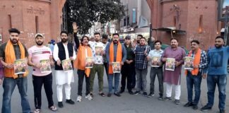 ਸ਼ਿਵ ਸੈਨਾ ਨੇ ਸਾੜਿਆ ਗਿੱਪੀ ਗਰੇਵਾਲ ਦੀ ਫਿਲਮ ਦਾ ਪੋਸਟਰ, ਕਾਲੀ ਮਾਤਾ ਦਾ ਕਿਰਦਾਰ ਗਲਤ ਦਿਖਾਉਣ ‘ਤੇ ਭਖਿਆ ਵਿਵਾਦ