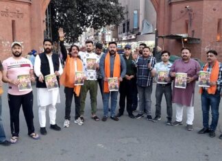 ਸ਼ਿਵ ਸੈਨਾ ਨੇ ਸਾੜਿਆ ਗਿੱਪੀ ਗਰੇਵਾਲ ਦੀ ਫਿਲਮ ਦਾ ਪੋਸਟਰ, ਕਾਲੀ ਮਾਤਾ ਦਾ ਕਿਰਦਾਰ ਗਲਤ ਦਿਖਾਉਣ ‘ਤੇ ਭਖਿਆ ਵਿਵਾਦ