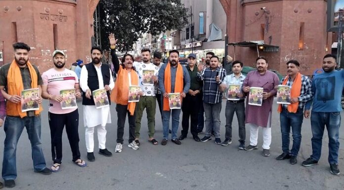 ਸ਼ਿਵ ਸੈਨਾ ਨੇ ਸਾੜਿਆ ਗਿੱਪੀ ਗਰੇਵਾਲ ਦੀ ਫਿਲਮ ਦਾ ਪੋਸਟਰ, ਕਾਲੀ ਮਾਤਾ ਦਾ ਕਿਰਦਾਰ ਗਲਤ ਦਿਖਾਉਣ ‘ਤੇ ਭਖਿਆ ਵਿਵਾਦ