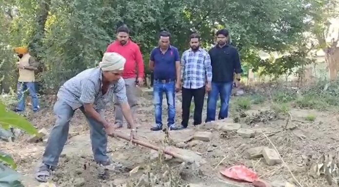 ਅੰਮ੍ਰਿਤਸਰ : ਡਾਕਟਰਾਂ ਦੀ ਲਾਪ੍ਰਵਾਹੀ ਨਾਲ ਹੋਈ ਨਵਜੰਮੇ ਦੀ ਮੌਤ, ਮੈਜਿਸਟ੍ਰੇਟ ਦੇ ਹੁਕਮਾਂ ‘ਤੇ ਕਬਰ ‘ਚੋਂ ਲਾਸ਼ ਕੱਢਵਾ ਕੇ ਪੋਸਟਮਾਰਟਮ ਲਈ ਭੇਜੀ