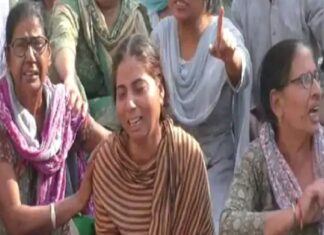 ਲੁਧਿਆਣਾ : ਪ੍ਰੇਮਿਕਾ ਤੋਂ ਦੁਖੀ ਨੌਜਵਾਨ ਨੇ ਖਾਧੀ ਜ਼ਹਿਰ, ਪੀੜਤ ਪਰਿਵਾਰ ਨੇ ਥਾਣੇ ਮੂਹਰੇ ਲਾਸ਼ ਰੱਖ ਕੇ ਕੀਤਾ ਪ੍ਰਦਰਸ਼ਨ