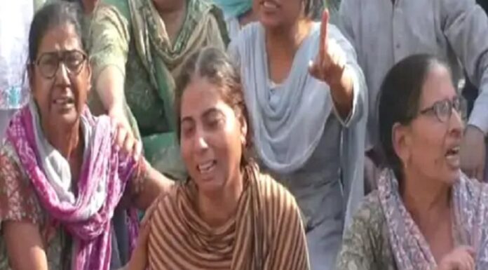 ਲੁਧਿਆਣਾ : ਪ੍ਰੇਮਿਕਾ ਤੋਂ ਦੁਖੀ ਨੌਜਵਾਨ ਨੇ ਖਾਧੀ ਜ਼ਹਿਰ, ਪੀੜਤ ਪਰਿਵਾਰ ਨੇ ਥਾਣੇ ਮੂਹਰੇ ਲਾਸ਼ ਰੱਖ ਕੇ ਕੀਤਾ ਪ੍ਰਦਰਸ਼ਨ