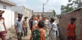 ਫਿਰੋਜ਼ਪੁਰ : ਰੇਡ ਕਰਨ ਗਈ ਪੁਲਿਸ ਨੂੰ ਸ਼ਰਾਬ ਸਮੱਗਲਰਾਂ ਨੇ ਘੇਰਿਆ, ਪੁਲਿਸ ਦੀ ਵਰਦੀ ਪਾੜੀ, ਹਥਿਆਰ ਖੋਹਣ ਦੀ ਵੀ ਕੀਤੀ ਕੋਸ਼ਿਸ਼