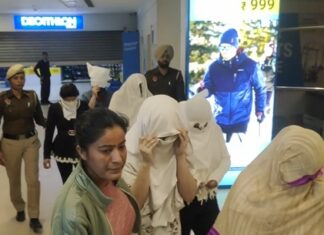 ਲੁਧਿਆਣਾ : ਸਪਾ ਸੈਂਟਰ ’ਚ ਚੱਲ ਰਿਹਾ ਸੀ ਸੈਕਸ ਰੈਕੇਟ, 6 ਔਰਤਾਂ ਸਣੇ 10 ਜਣੇ ਗ੍ਰਿਫ਼ਤਾਰ, ਦਲਾਲ ਫਰਾਰ