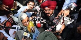 ਸਿੱਧੂ ਮੂਸੇਵਾਲਾ ਦੇ ਮਾਤਾ-ਪਿਤਾ ਵਿਧਾਨ ਸਭਾ ਦੇ ਬਾਹਰ ਧਰਨੇ ’ਤੇ ਬੈਠੇ, ਪੁੱਤ ਲਈ ਇਨਸਾਫ ਦੀ ਕੀਤੀ ਮੰਗ