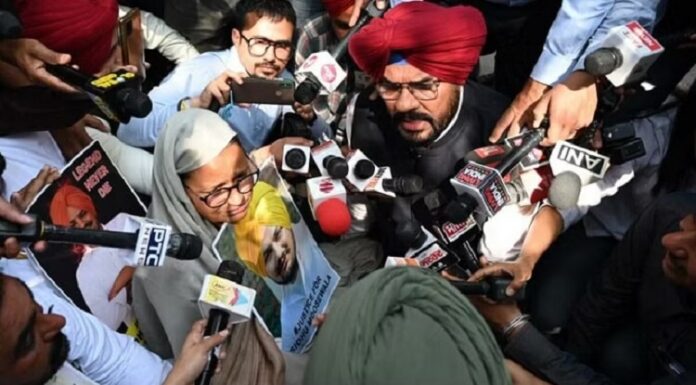 ਸਿੱਧੂ ਮੂਸੇਵਾਲਾ ਦੇ ਮਾਤਾ-ਪਿਤਾ ਵਿਧਾਨ ਸਭਾ ਦੇ ਬਾਹਰ ਧਰਨੇ ’ਤੇ ਬੈਠੇ, ਪੁੱਤ ਲਈ ਇਨਸਾਫ ਦੀ ਕੀਤੀ ਮੰਗ