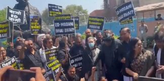 ਰਾਹੁਲ ਦੇ ਸਮਰਥਨ ‘ਚ ਕਾਂਗਰਸ ਦਾ ਪ੍ਰਦਰਸ਼ਨ, ਕਾਲੇ ਕੱਪੜੇ ਪਾ ਕੇ ਸੋਨੀਆ ਗਾਂਧੀ ਸਮੇਤ ਕਈ ਆਗੂ ਸੰਸਦ ਪਹੁੰਚੇ