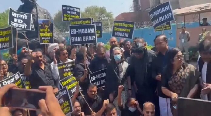 ਰਾਹੁਲ ਦੇ ਸਮਰਥਨ ‘ਚ ਕਾਂਗਰਸ ਦਾ ਪ੍ਰਦਰਸ਼ਨ, ਕਾਲੇ ਕੱਪੜੇ ਪਾ ਕੇ ਸੋਨੀਆ ਗਾਂਧੀ ਸਮੇਤ ਕਈ ਆਗੂ ਸੰਸਦ ਪਹੁੰਚੇ