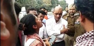 ਕਣਕ ਲੈਣ ਗਈ ਔਰਤ ਨੂੰ ਡਿਪੂ ਹੋਲਡਰ ਨੇ ਕਹੇ ਜਾਤੀਸੂਚਕ ਸ਼ਬਦ, ਵਾਲਮੀਕਿ ਭਾਈਚਾਰੇ ਨੇ ਥਾਣਾ ਡੀ ਡਵੀਜ਼ਨ ਘੇਰਿਆ