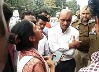 ਕਣਕ ਲੈਣ ਗਈ ਔਰਤ ਨੂੰ ਡਿਪੂ ਹੋਲਡਰ ਨੇ ਕਹੇ ਜਾਤੀਸੂਚਕ ਸ਼ਬਦ, ਵਾਲਮੀਕਿ ਭਾਈਚਾਰੇ ਨੇ ਥਾਣਾ ਡੀ ਡਵੀਜ਼ਨ ਘੇਰਿਆ