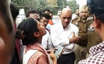 ਕਣਕ ਲੈਣ ਗਈ ਔਰਤ ਨੂੰ ਡਿਪੂ ਹੋਲਡਰ ਨੇ ਕਹੇ ਜਾਤੀਸੂਚਕ ਸ਼ਬਦ, ਵਾਲਮੀਕਿ ਭਾਈਚਾਰੇ ਨੇ ਥਾਣਾ ਡੀ ਡਵੀਜ਼ਨ ਘੇਰਿਆ