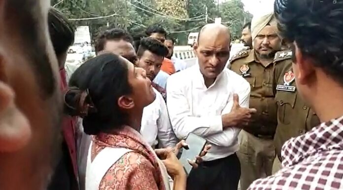 ਕਣਕ ਲੈਣ ਗਈ ਔਰਤ ਨੂੰ ਡਿਪੂ ਹੋਲਡਰ ਨੇ ਕਹੇ ਜਾਤੀਸੂਚਕ ਸ਼ਬਦ, ਵਾਲਮੀਕਿ ਭਾਈਚਾਰੇ ਨੇ ਥਾਣਾ ਡੀ ਡਵੀਜ਼ਨ ਘੇਰਿਆ