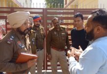 ਹੁਸ਼ਿਆਰਪੁਰ : ਨਿੱਜੀ ਸਕੂਲ ਨੇ ਬੱਚਿਆਂ ਦੇ ਸਰਟੀਫਿਕੇਟ ‘ਤੇ ਲਿਖਿਆ Detained, ਮਾਪਿਆਂ ਨੇ ਸੱਦ ਲਈ ਪੁਲਿਸ