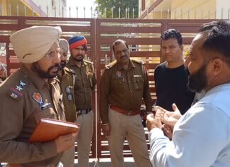 ਹੁਸ਼ਿਆਰਪੁਰ : ਨਿੱਜੀ ਸਕੂਲ ਨੇ ਬੱਚਿਆਂ ਦੇ ਸਰਟੀਫਿਕੇਟ ‘ਤੇ ਲਿਖਿਆ Detained, ਮਾਪਿਆਂ ਨੇ ਸੱਦ ਲਈ ਪੁਲਿਸ