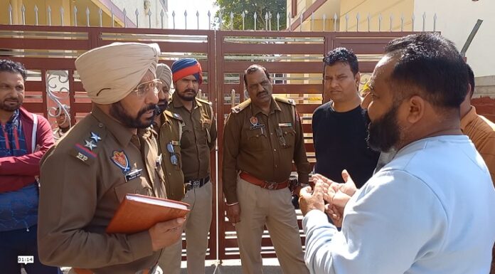 ਹੁਸ਼ਿਆਰਪੁਰ : ਨਿੱਜੀ ਸਕੂਲ ਨੇ ਬੱਚਿਆਂ ਦੇ ਸਰਟੀਫਿਕੇਟ ‘ਤੇ ਲਿਖਿਆ Detained, ਮਾਪਿਆਂ ਨੇ ਸੱਦ ਲਈ ਪੁਲਿਸ