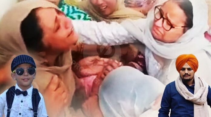 ਬਦਮਾਸ਼ਾਂ ਦੀ ਗੋਲੀ ਦਾ ਸ਼ਿਕਾਰ ਹੋਏ ਮਾਸੂਮ ਦੇ ਘਰ ਪਹੁੰਚੇ ਸਿੱਧੂ ਮੂਸੇਵਾਲਾ ਦੇ ਮਾਪੇ, ਮਾਤਾ ਚਰਨ ਕੌਰ ਦੇ ਗਲ਼ ਲੱਗ ਭੁੱਬਾਂ ਮਾਰ ਰੋਈ ਮਾਂ