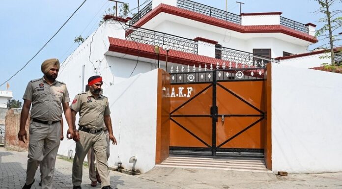 ਅੰਮ੍ਰਿਤਪਾਲ ਦੇ ਘਰ ਦੁਬਾਰਾ ਪੁੱਜੀ ਪੁਲਿਸ, ਪਰਿਵਾਰ ਤੋਂ ਕੀਤੀ ਜਾ ਰਹੀ ਹੋਰ ਪੁੱਛਗਿੱਛ