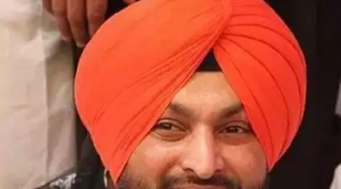 ਅਸਲੇ ਚੁੱਕਣ ਵਾਲਾ ਅੰਮ੍ਰਿਤਪਾਲ ਪੁਲਿਸ ਦੀ ਗ੍ਰਿਫਤਾਰੀ ਤੋਂ ਬਚਣ ਲਈ ਗਿੱਦੜਾਂ ਵਾਂਗ ਭੱਜਿਆ – ਰਵਨੀਤ ਬਿੱਟੂ