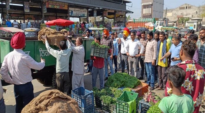 ਲੁਧਿਆਣਾ : ਹਦਾਇਤ ਨਾ ਮੰਨਣ ‘ਤੇ ਮਾਰਕੀਟ ਕਮੇਟੀ ਨੇ ਮੰਡੀ ਦੀਆਂ ਸੜਕਾਂ ਤੋਂ ਚੁਕਵਾਈਆਂ ਫੜ੍ਹੀਆਂ, ਕੰਢੇ ਤੇ ਸਬਜ਼ੀਆਂ ਲਈਆਂ ਕਬਜ਼ੇ ‘ਚ