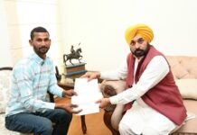 ਦਾਣਾ ਮੰਡੀ ‘ਚ ਪੱਲੇਦਾਰੀ ਕਰਨ ਨੂੰ ਮਜਬੂਰ ਕੌਮੀ ਹਾਕੀ ਖਿਡਾਰੀ ਨੂੰ CM ਮਾਨ ਨੇ ਦਿੱਤੀ ਕੋਚ ਦੀ ਨੌਕਰੀ, ਸੌਂਪਿਆ ਨਿਯੁਕਤੀ ਪੱਤਰ