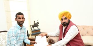 ਦਾਣਾ ਮੰਡੀ ‘ਚ ਪੱਲੇਦਾਰੀ ਕਰਨ ਨੂੰ ਮਜਬੂਰ ਕੌਮੀ ਹਾਕੀ ਖਿਡਾਰੀ ਨੂੰ CM ਮਾਨ ਨੇ ਦਿੱਤੀ ਕੋਚ ਦੀ ਨੌਕਰੀ, ਸੌਂਪਿਆ ਨਿਯੁਕਤੀ ਪੱਤਰ