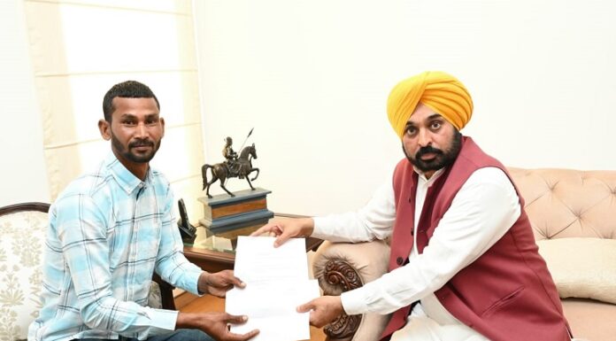 ਦਾਣਾ ਮੰਡੀ ‘ਚ ਪੱਲੇਦਾਰੀ ਕਰਨ ਨੂੰ ਮਜਬੂਰ ਕੌਮੀ ਹਾਕੀ ਖਿਡਾਰੀ ਨੂੰ CM ਮਾਨ ਨੇ ਦਿੱਤੀ ਕੋਚ ਦੀ ਨੌਕਰੀ, ਸੌਂਪਿਆ ਨਿਯੁਕਤੀ ਪੱਤਰ