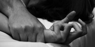 ਗੁਰਦਾਸਪੁਰ : 15 ਸਾਲ ਦੀ ਧੀ ਦੀ ਮਤਰੇਏ ਪਿਓ ਨੇ ਲੁੱਟੀ ਇੱਜ਼ਤ, ਰੌਲਾ ਪਾਉਣ ‘ਤੇ ਭਰਾ ਨੂੰ ਮਾਰਨ ਦੀ ਦਿੱਤੀ ਧਮਕੀ