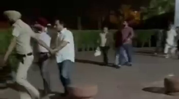 ਬਾਠ ਕੈਸਲ ‘ਚ ਰਿਸ਼ਵਤ ਲੈਂਦੇ ATP ਰਵੀ, ਭਾਜਪਾ ਨੇਤਾ ਅਰਵਿੰਦ ਮਿਸ਼ਰਾ ਤੇ 2 ਸ਼ਿਵਸੈਨਾ ਨੇਤਾ ਵਿਜੀਲੈਂਸ ਨੇ ਫੜੇ