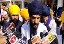 ਅੰਮ੍ਰਿਤਪਾਲ ਸਿੰਘ ਹਰਿਮੰਦਰ ਸਾਹਿਬ ਪਹੁੰਚੇ : ਅਜਨਾਲਾ ਘਟਨਾ ‘ਤੇ ਬੋਲੇ; ਸਾਨੂੰ ਸਿਧਾਂਤਕ ਤੌਰ ‘ਤੇ ਕੋਈ ਗਲਤ ਸਾਬਿਤ ਕਰੇ, ਅਸੀਂ ਝੁਕ ਜਾਵਾਂਗੇ