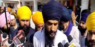 ਅੰਮ੍ਰਿਤਪਾਲ ਸਿੰਘ ਹਰਿਮੰਦਰ ਸਾਹਿਬ ਪਹੁੰਚੇ : ਅਜਨਾਲਾ ਘਟਨਾ ‘ਤੇ ਬੋਲੇ; ਸਾਨੂੰ ਸਿਧਾਂਤਕ ਤੌਰ ‘ਤੇ ਕੋਈ ਗਲਤ ਸਾਬਿਤ ਕਰੇ, ਅਸੀਂ ਝੁਕ ਜਾਵਾਂਗੇ