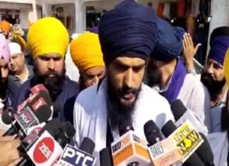 ਅੰਮ੍ਰਿਤਪਾਲ ਸਿੰਘ ਹਰਿਮੰਦਰ ਸਾਹਿਬ ਪਹੁੰਚੇ : ਅਜਨਾਲਾ ਘਟਨਾ ‘ਤੇ ਬੋਲੇ; ਸਾਨੂੰ ਸਿਧਾਂਤਕ ਤੌਰ ‘ਤੇ ਕੋਈ ਗਲਤ ਸਾਬਿਤ ਕਰੇ, ਅਸੀਂ ਝੁਕ ਜਾਵਾਂਗੇ