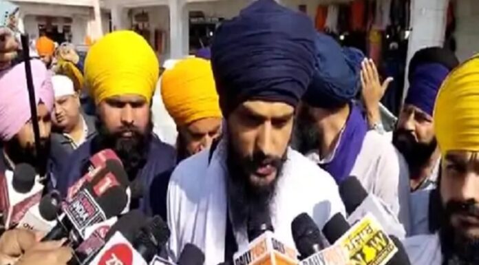 ਅੰਮ੍ਰਿਤਪਾਲ ਸਿੰਘ ਹਰਿਮੰਦਰ ਸਾਹਿਬ ਪਹੁੰਚੇ : ਅਜਨਾਲਾ ਘਟਨਾ ‘ਤੇ ਬੋਲੇ; ਸਾਨੂੰ ਸਿਧਾਂਤਕ ਤੌਰ ‘ਤੇ ਕੋਈ ਗਲਤ ਸਾਬਿਤ ਕਰੇ, ਅਸੀਂ ਝੁਕ ਜਾਵਾਂਗੇ